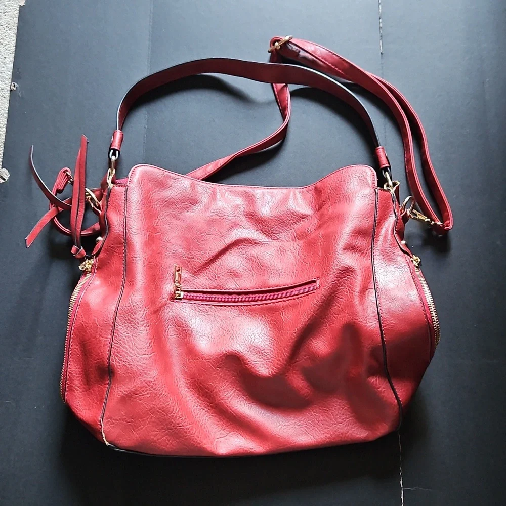 Red Faux Leather Golden Metal Accent Multi Pocket Zipper Purse Adustable Strap - Picture 2 of 11